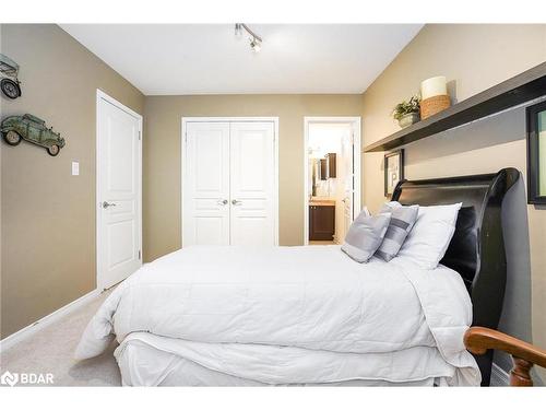 64 Westminster Circle, Barrie, ON - Indoor Photo Showing Bedroom