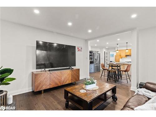 35 Pooles Road, Springwater, ON - Indoor Photo Showing Living Room