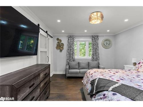 35 Pooles Road, Springwater, ON - Indoor Photo Showing Bedroom