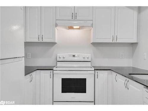 208-304 Essa Road, Barrie, ON - Indoor Photo Showing Kitchen