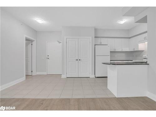 208-304 Essa Road, Barrie, ON - Indoor Photo Showing Kitchen