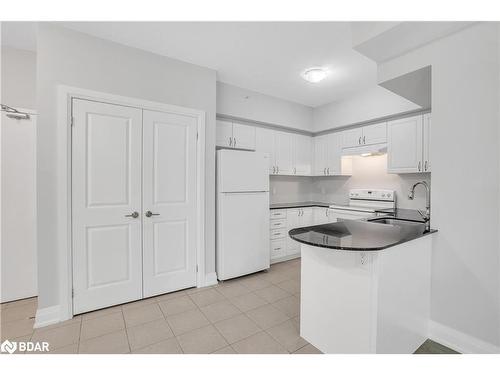 208-304 Essa Road, Barrie, ON - Indoor Photo Showing Kitchen