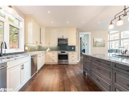 4245 Delta Road, Severn Bridge, ON - Indoor Photo Showing Kitchen With Double Sink With Upgraded Kitchen