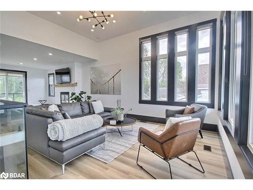 171 Fox Street, Penetanguishene, ON - Indoor Photo Showing Living Room