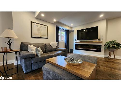 57 Chartwell Crescent, Keswick, ON - Indoor Photo Showing Living Room With Fireplace