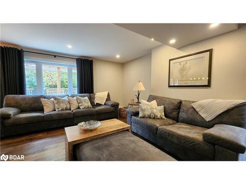 57 Chartwell Crescent, Keswick, ON - Indoor Photo Showing Living Room