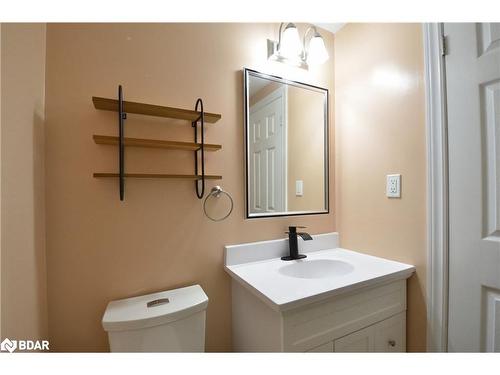 Lower-140 Country Lane, Barrie, ON - Indoor Photo Showing Bathroom