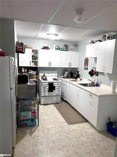 133 Monique Crescent, Barrie, ON - Indoor Photo Showing Kitchen