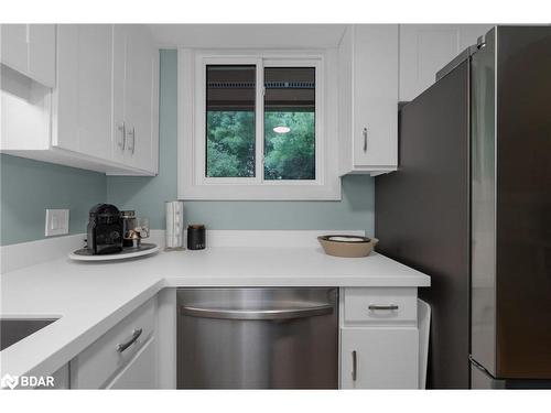 303-1102 Horseshoe Valley Road W, Horseshoe Valley, ON - Indoor Photo Showing Kitchen