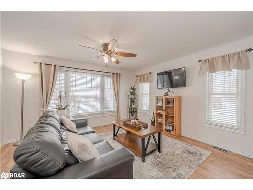 1524 Mount Stephen Road, Coldwater, ON - Indoor Photo Showing Living Room