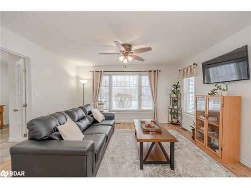 1524 Mount Stephen Road, Coldwater, ON - Indoor Photo Showing Living Room