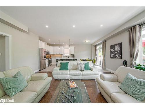 165 Bishop Drive E, Barrie, ON - Indoor Photo Showing Living Room