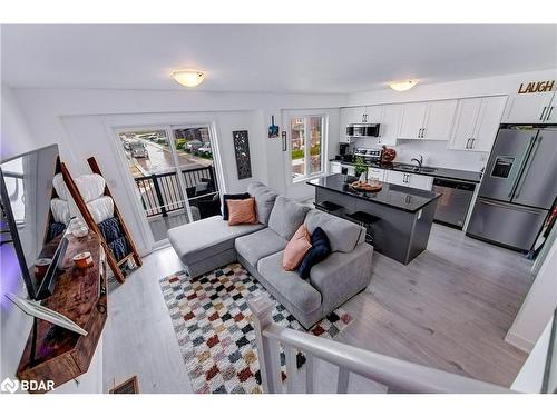 66 Pumpkin Corner Crescent, Barrie, ON - Indoor Photo Showing Living Room