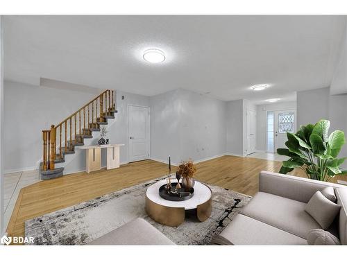 27 Admiral Crescent, Angus, ON - Indoor Photo Showing Living Room