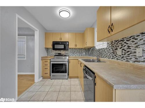 27 Admiral Crescent, Angus, ON - Indoor Photo Showing Kitchen With Double Sink