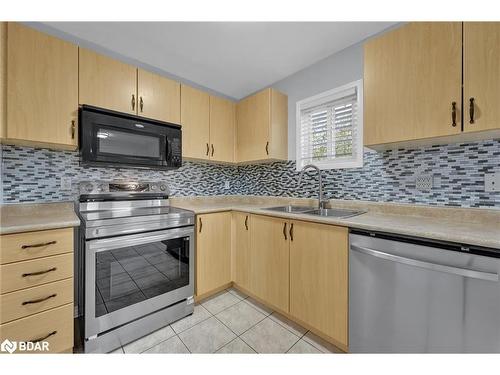 27 Admiral Crescent, Angus, ON - Indoor Photo Showing Kitchen With Double Sink