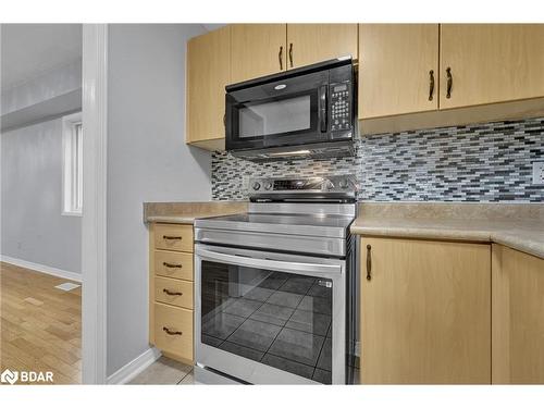 27 Admiral Crescent, Angus, ON - Indoor Photo Showing Kitchen