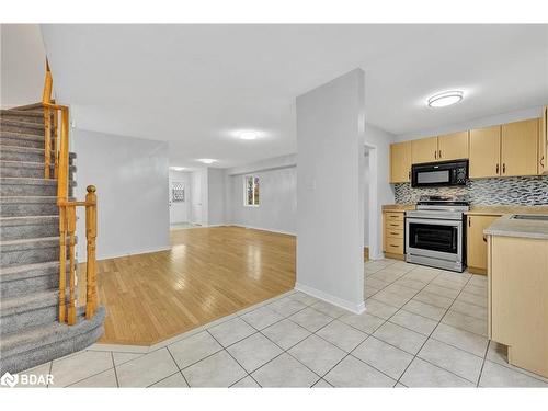 27 Admiral Crescent, Angus, ON - Indoor Photo Showing Kitchen