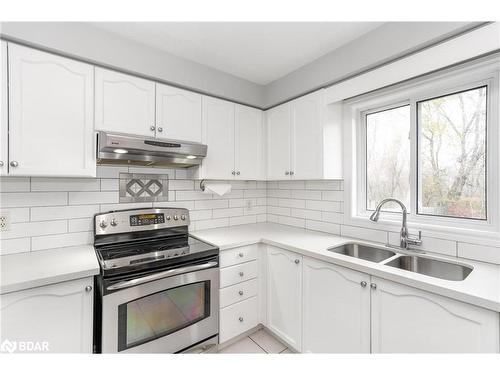 121 Nicholson Drive, Barrie, ON - Indoor Photo Showing Kitchen With Double Sink With Upgraded Kitchen