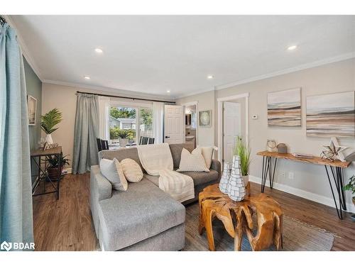 787 Churchill Lane, Georgina, ON - Indoor Photo Showing Living Room