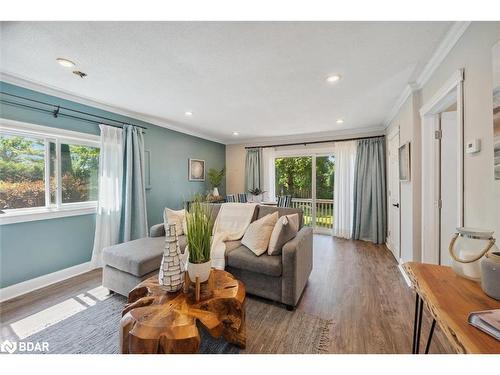 787 Churchill Lane, Georgina, ON - Indoor Photo Showing Living Room