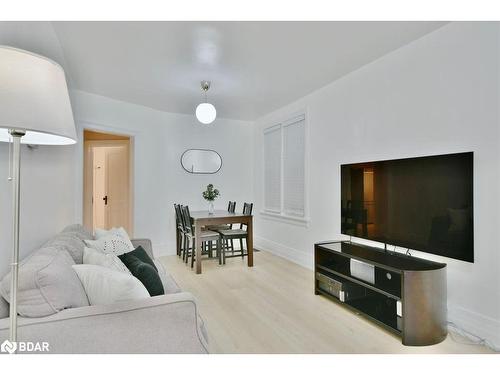 34 Penetang Street, Barrie, ON - Indoor Photo Showing Living Room