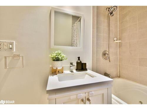 34 Penetang Street, Barrie, ON - Indoor Photo Showing Bathroom