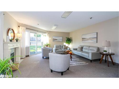 305-131 Clapperton Street, Barrie, ON - Indoor Photo Showing Living Room