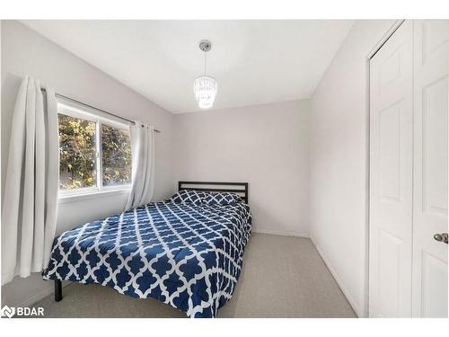 118 Churchland Drive, Barrie, ON - Indoor Photo Showing Bedroom