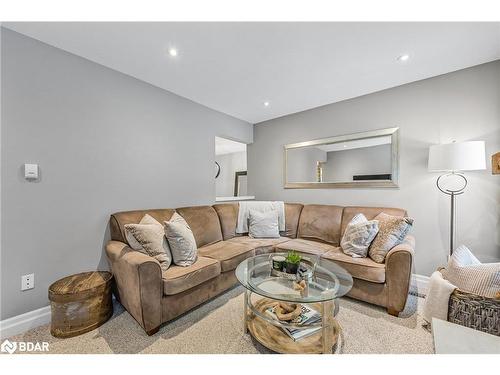 15 Cityview Circle, Barrie, ON - Indoor Photo Showing Living Room