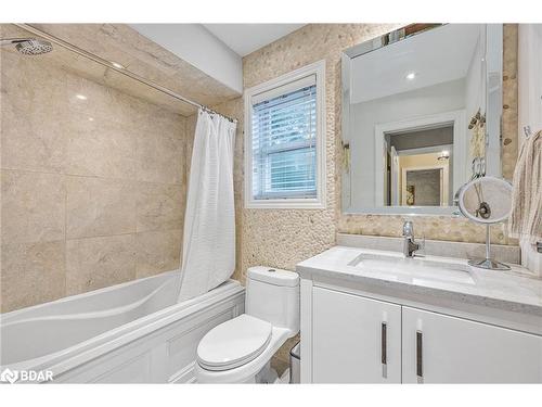 15 Cityview Circle, Barrie, ON - Indoor Photo Showing Bathroom