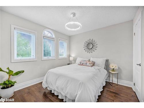 15 Cityview Circle, Barrie, ON - Indoor Photo Showing Bedroom