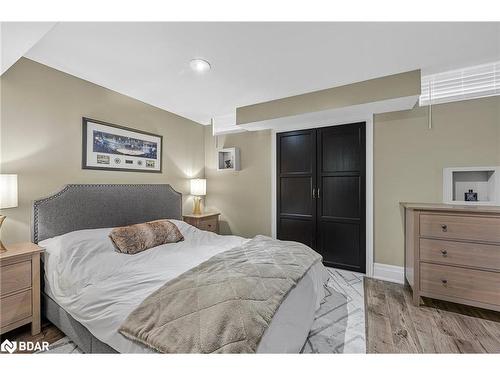 15 Cityview Circle, Barrie, ON - Indoor Photo Showing Bedroom