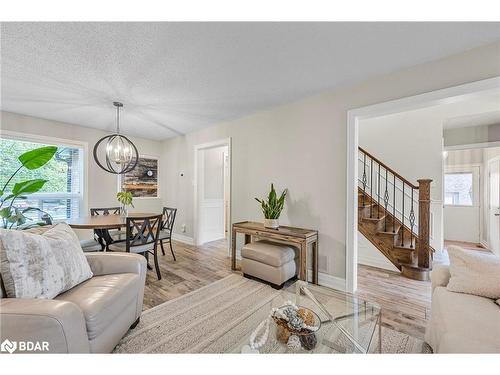 15 Cityview Circle, Barrie, ON - Indoor Photo Showing Living Room