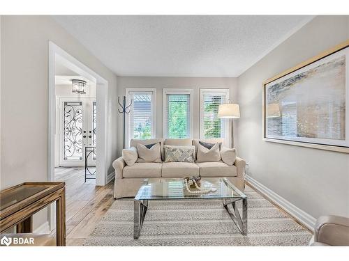 15 Cityview Circle, Barrie, ON - Indoor Photo Showing Living Room