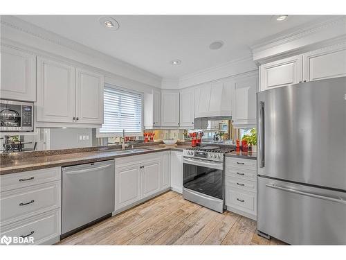 15 Cityview Circle, Barrie, ON - Indoor Photo Showing Kitchen