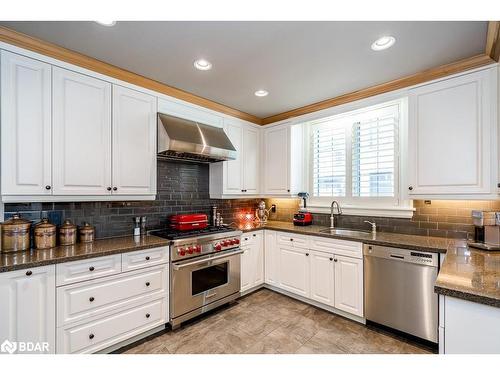 60 High Street, Barrie, ON - Indoor Photo Showing Kitchen