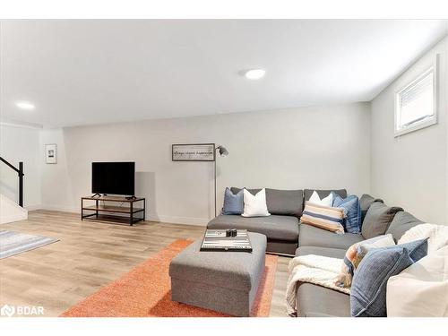 143 Collins Street, Collingwood, ON - Indoor Photo Showing Living Room