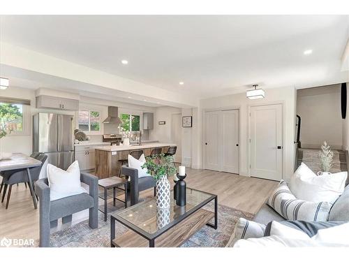 143 Collins Street, Collingwood, ON - Indoor Photo Showing Living Room