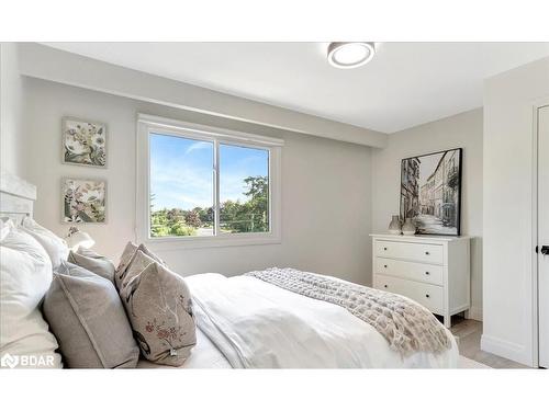 143 Collins Street, Collingwood, ON - Indoor Photo Showing Bedroom