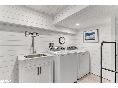 143 Collins Street, Collingwood, ON - Indoor Photo Showing Laundry Room