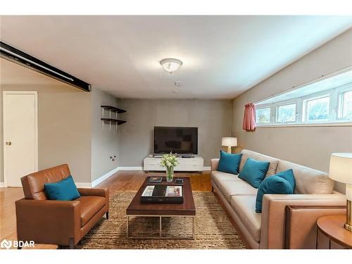 31 Little Avenue, Barrie, ON - Indoor Photo Showing Living Room