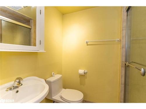 31 Little Avenue, Barrie, ON - Indoor Photo Showing Bathroom