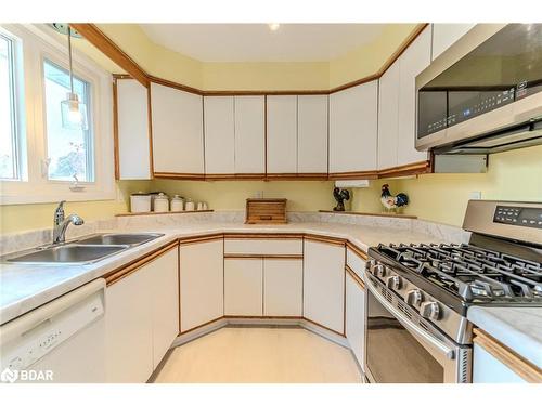 31 Little Avenue, Barrie, ON - Indoor Photo Showing Kitchen With Double Sink