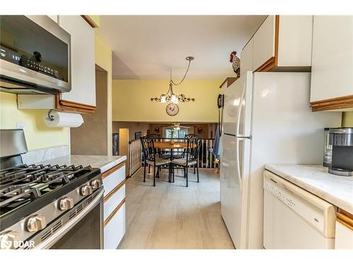 31 Little Avenue, Barrie, ON - Indoor Photo Showing Kitchen