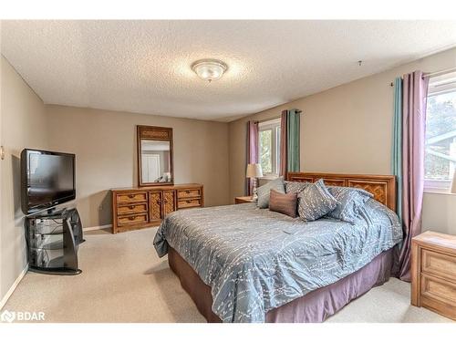 31 Little Avenue, Barrie, ON - Indoor Photo Showing Bedroom