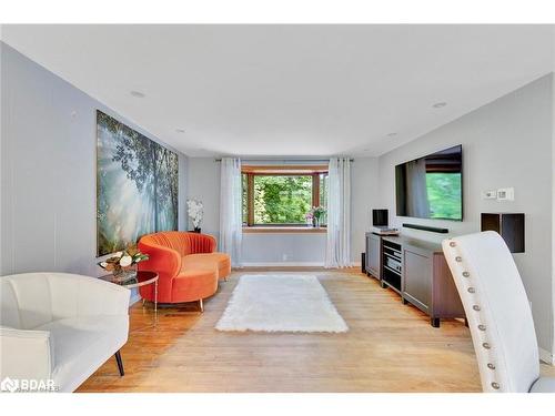 99 River Road, Brampton, ON - Indoor Photo Showing Living Room