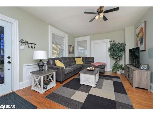 285-287 Barrie Street, Essa, ON - Indoor Photo Showing Living Room