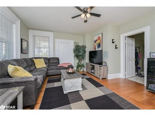 285-287 Barrie Street, Essa, ON - Indoor Photo Showing Living Room