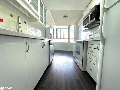 706-100 County Court Boulevard, Brampton, ON - Indoor Photo Showing Kitchen